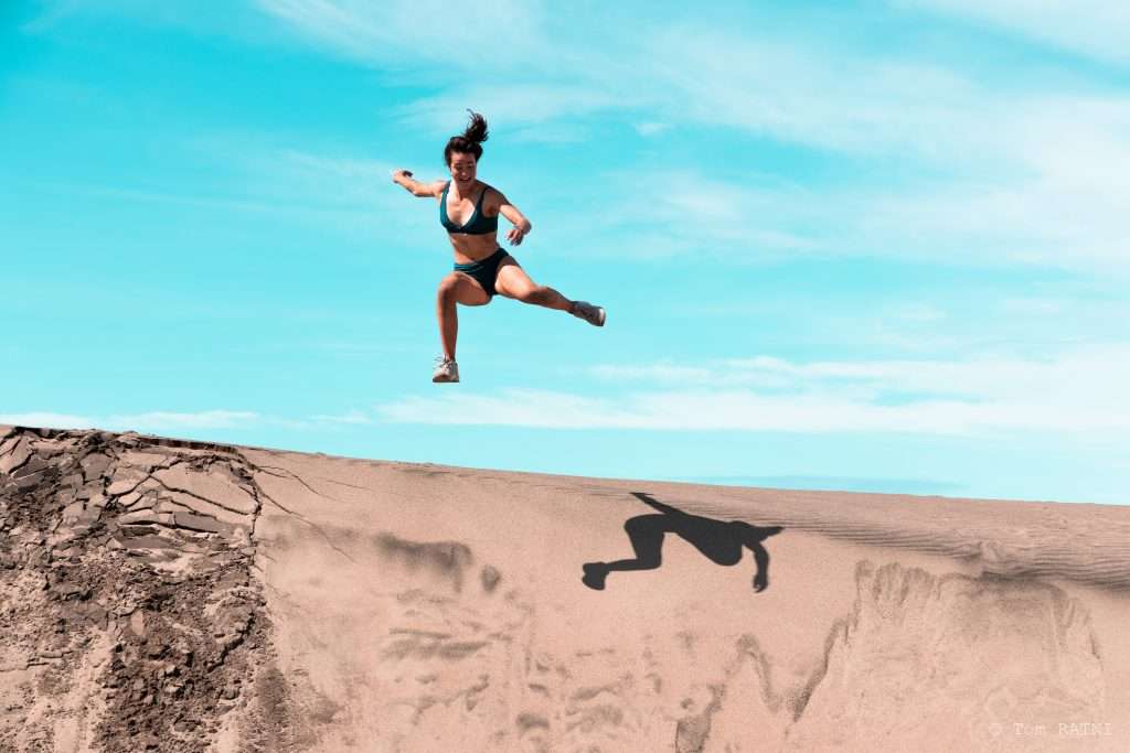 femme sautant dans le sable