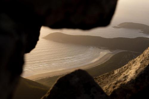 plage au travers d'un rocher