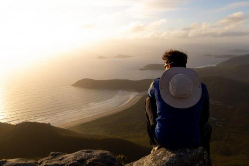 homme sur une montagne