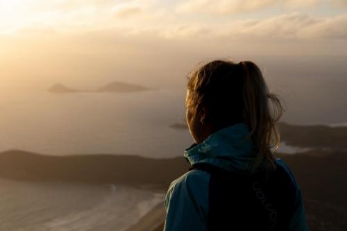 femme qui regarde l'horizon