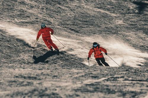 deux moniteurs de ski