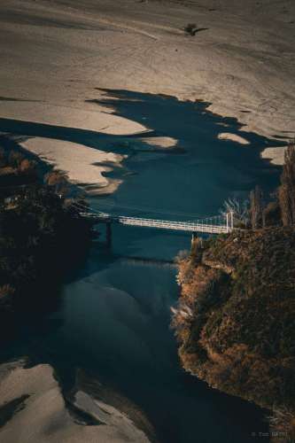 Grand pont au dessus d'une rivière