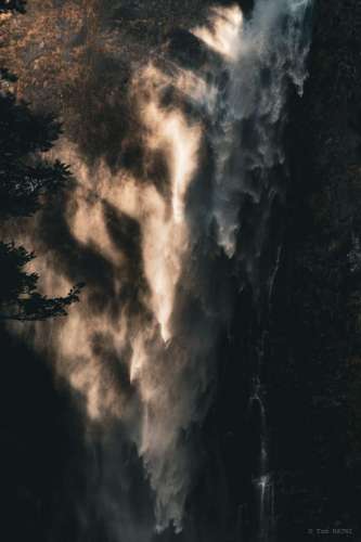 lumière dans une cascade