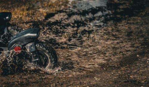 ski électrique dans la boue