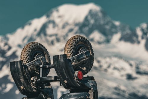 ski électrique face au mont blanc