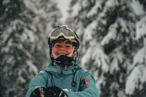 femme sous la neige qui sourit