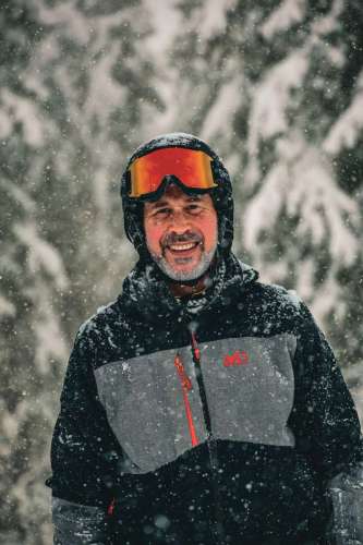 homme sous la neige qui sourit