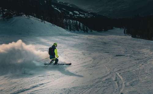 skieur face a une pente de montagne