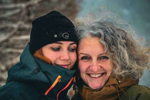 deux femmes sous la neige
