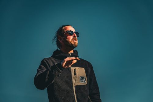 Homme souriant devant un ciel bleu