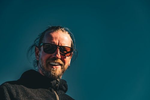 Homme souriant devant un ciel bleu